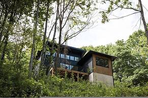 Two Modern Tiny Homes 15min Drive to DT w Hot Tub