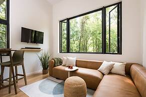 Two Modern Tiny Homes 15min Drive to DT w Hot Tub