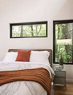 Two Modern Tiny Homes 15min Drive to DT w Hot Tub