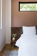 Two Modern Tiny Homes 15min Drive to DT w Hot Tub