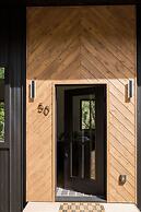 Two Modern Tiny Homes 15min Drive to DT w Hot Tub