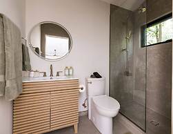 Two Modern Tiny Homes 15min Drive to DT w Hot Tub