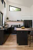 Two Modern Tiny Homes 15min Drive to DT w Hot Tub