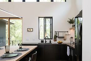 Two Modern Tiny Homes 15min Drive to DT w Hot Tub