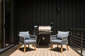 Two Modern Tiny Homes 15min Drive to DT w Hot Tub