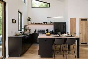 Two Modern Tiny Homes 15min Drive to DT w Hot Tub