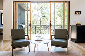 Two Modern Tiny Homes 15min Drive to DT w Hot Tub