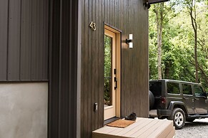 Two Modern Tiny Homes 15min Drive to DT w Hot Tub