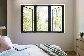 Two Modern Tiny Homes 15min Drive to DT w Hot Tub