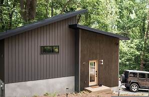 Two Modern Tiny Homes 15min Drive to DT w Hot Tub