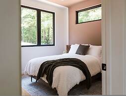 Two Modern Tiny Homes 15min Drive to DT w Hot Tub