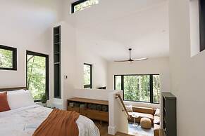 Modern Tiny Home 15 Minute Drive to DT w Hot Tub