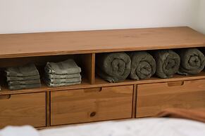 Modern Tiny Home 15 Minute Drive to DT w Hot Tub