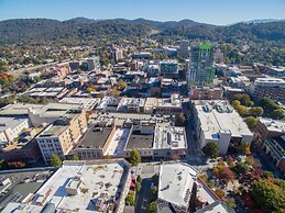 Modern Tiny Home 15 Minute Drive to DT w Hot Tub