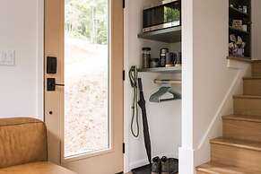 Modern Tiny Home 15 Minute Drive to DT w Hot Tub