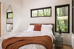 Modern Tiny Home 15 Minute Drive to DT w Hot Tub