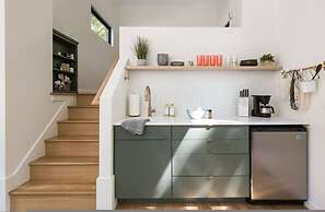 Modern Tiny Home 15 Minute Drive to DT w Hot Tub