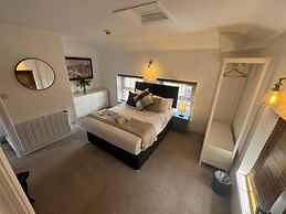The Hideaway – 2-Bedroom Apartment with outdoor terrace & free parking