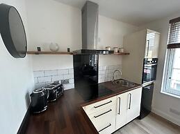 The Hideaway – 2-Bedroom Apartment with outdoor terrace & free parking