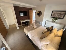 The Hideaway – 2-Bedroom Apartment with outdoor terrace & free parking