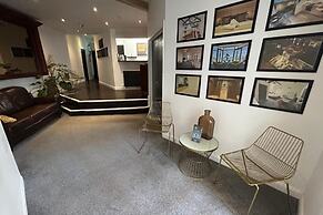 The Hideaway – 2-Bedroom Apartment with outdoor terrace & free parking