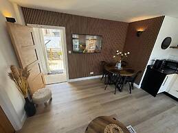 The Hideaway – 2-Bedroom Apartment with outdoor terrace & free parking