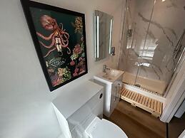 The Hideaway – 2-Bedroom Apartment with outdoor terrace & free parking