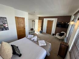 The Hideaway – 2-Bedroom Apartment with outdoor terrace & free parking
