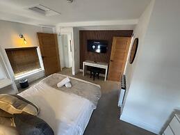 The Hideaway – 2-Bedroom Apartment with outdoor terrace & free parking