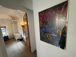 The Hideaway – 2-Bedroom Apartment with outdoor terrace & free parking