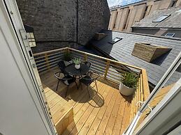 The Hideaway – 2-Bedroom Apartment with outdoor terrace & free parking
