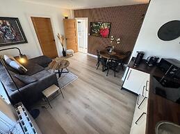 The Hideaway – 2-Bedroom Apartment with outdoor terrace & free parking