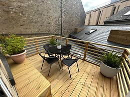 The Hideaway – 2-Bedroom Apartment with outdoor terrace & free parking
