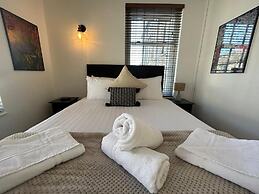 The Hideaway – 2-Bedroom Apartment with outdoor terrace & free parking