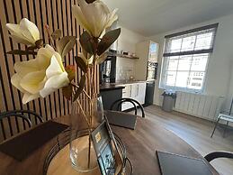 The Hideaway – 2-Bedroom Apartment with outdoor terrace & free parking