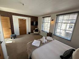 The Hideaway – 2-Bedroom Apartment with outdoor terrace & free parking
