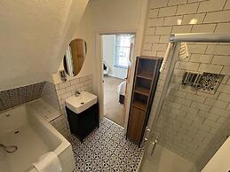 The Hideaway – 2-Bedroom Apartment with outdoor terrace & free parking