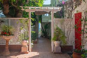 Malibu Retreat w Beach Access and Ocean View