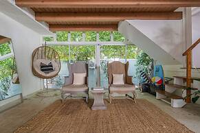 Malibu Retreat w Beach Access and Ocean View