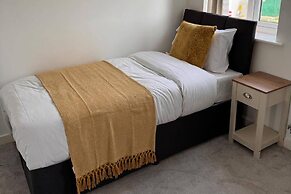 House - Sleeps 6 - Parking