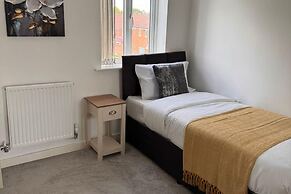 House - Sleeps 6 - Parking