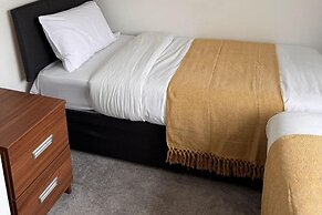 House - Sleeps 6 - Parking