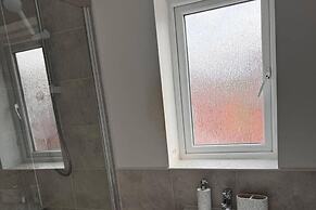 House - Sleeps 6 - Parking