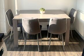 House - Sleeps 6 - Parking