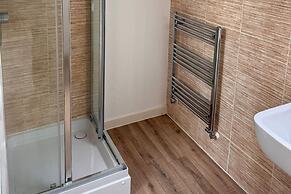 House - Sleeps 6 - Parking