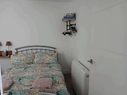 2 Bed-sleeps 5- Street Parking-3 Min to Beach