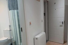 2 Bed-sleeps 5- Street Parking-3 Min to Beach