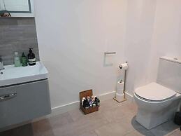 2 Bed-sleeps 5- Street Parking-3 Min to Beach