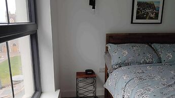 2 Bed-sleeps 5- Street Parking-3 Min to Beach