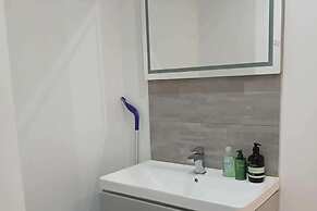2 Bed-sleeps 5- Street Parking-3 Min to Beach